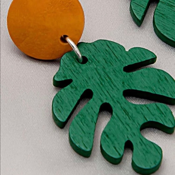 🦋 3/$24 🍃 wooden leaf earrings, NWOT. - Picture 2 of 4